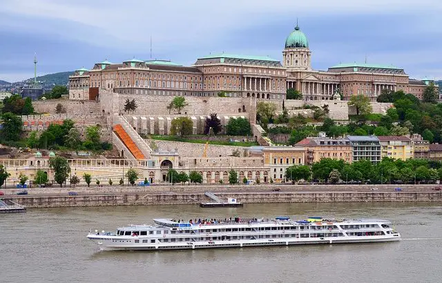 Los palacios imperiales de Budapest y el río Danubio