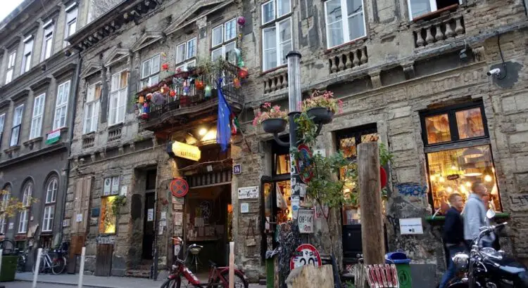 El bar ruina de Budapest más famoso, el Szimpla Kert
